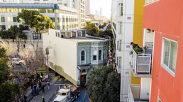 Una casa circula por las calles de San Francisco hacia su nueva dirección (VIDEO)