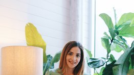 Todo sobre el Yoga en libro bilingüe escrito por venezolana