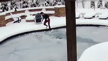Rescate milagroso: una mujer logra sacar a su perro de una piscina helada (VIDEO)