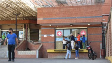 Ayudante de chofer muere quemado por explosión de una bomba molotov