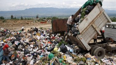 Un hombre es aplastado por retroexcavadora que recogía basura