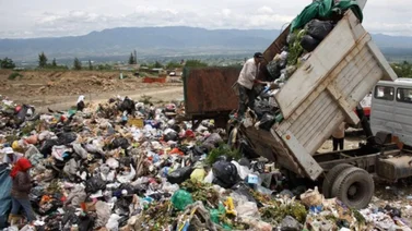 Un hombre es aplastado por retroexcavadora que recogía basura
