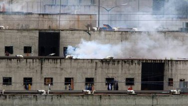 Enfrentamientos en prisiones de Ecuador dejan 75 muertos