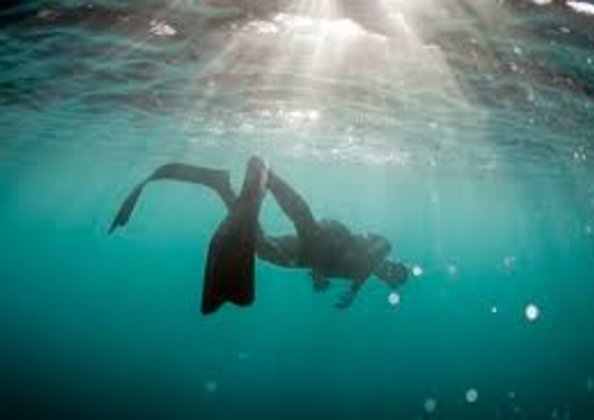 Atleta rompe el récord mundial en apnea con 80,9 metros bajo hielo