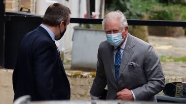 El príncipe Carlos visita a su padre Felipe en el hospital