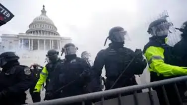 Suspenden a seis policías del Capitolio de EEUU Suspenden a seis policías del Capitolio de EEUU