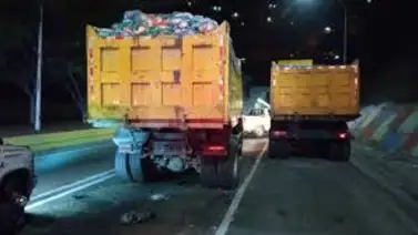 Vehículo particular impacta a un volteo del IFE dejando dos fallecidos Vehículo particular impacta a un volteo del IFE dejando dos fallecidos