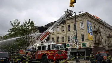 Madre arroja a su bebé del segundo piso para salvarla tras explosión de gas Madre arroja a su bebé del segundo piso para salvarla tras explosión de gas