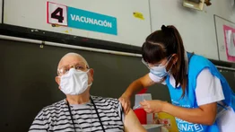 Argentina comienza a vacunar a los adultos mayores contra la COVID-19
