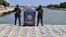 PNB incauta 125 envoltorios de panela de cocaína en lancha abandonada en Falcón