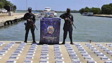 PNB incauta 125 envoltorios de panela de cocaína en lancha abandonada en Falcón