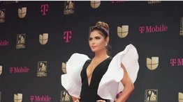 Vestidos largos y elegancia informal dominaron la alfombra de Premio Lo Nuestro