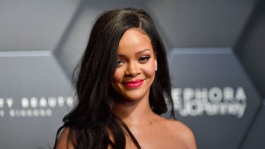 Rihanna enciende las redes al posar en topless (+Fotos)