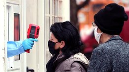 Casos globales diarios bajan a 220.000, la menor cifra en casi medio año