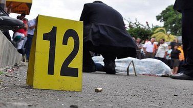 Un muerto y tres heridos tras tiroteo en fiesta callejera