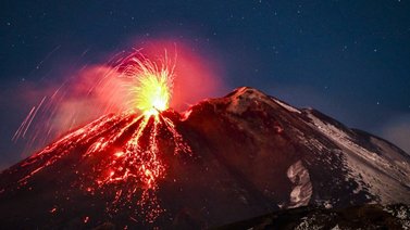 Italia cierra el aeropuerto de Catania por una erupción en el Etna