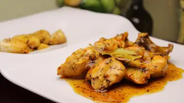 Pollo al ajillo con guarnición de arroz blanco Pollo al ajillo con guarnición de arroz blanco