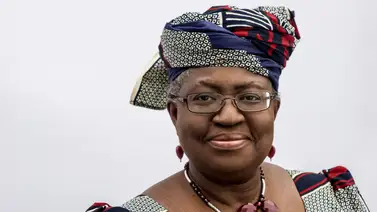 Nigeriana Ngozi Okonjo-Iweala es electa como directora de la OMC Nigeriana Ngozi Okonjo-Iweala es electa como directora de la OMC
