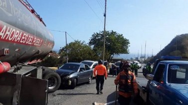 Gandola choca contra vehículos mientras esperaban por combustible