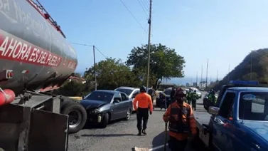 Gandola choca contra vehículos mientras esperaban por combustible