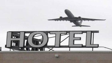 Inglaterra inicia la cuarentena en hoteles para los viajeros de "lista roja"