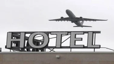 Inglaterra inicia la cuarentena en hoteles para los viajeros de "lista roja"
