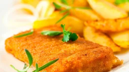 Merluza empanizada con salsa tártara