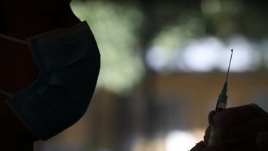 Alertan de mafias que trafican con vacunas falsas anticovid