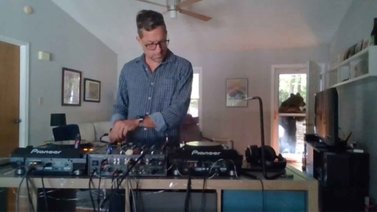 DJ es interrumpido por un oso mientras transmitía en vivo (+Video)