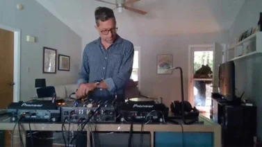 DJ es interrumpido por un oso mientras transmitía en vivo (+Video)