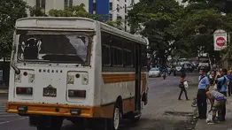 Obligan a un conductor de autobús a trasladar dos cadáveres en Petare