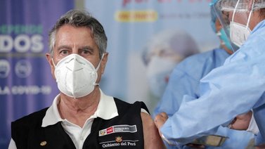 Perú inicia la vacunación a sus ciudadanos contra la COVID-19