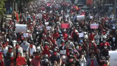 Miles de personas siguen protestando en las ciudades de Birmania Miles de personas siguen protestando en las ciudades de Birmania