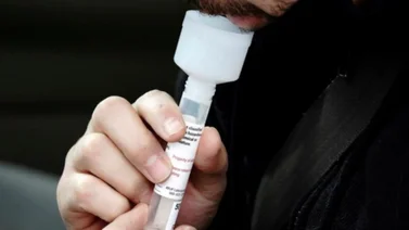 Trabajador intenta matar a su jefe con saliva de un paciente con COVID-19