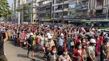 Birmania impone la ley marcial en varias ciudades ante protestas
