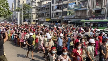 Birmania impone la ley marcial en varias ciudades ante protestas