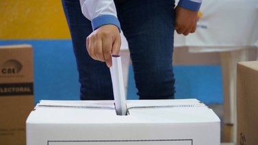 Miles de ecuatorianos votan en España entre medidas de bioseguridad