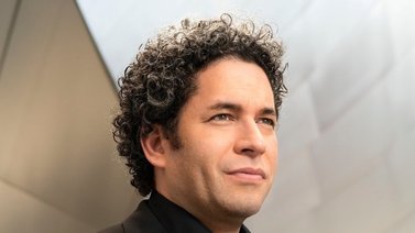 Gustavo Dudamel busca inspiración con Julie Andrews y Natalie Portman