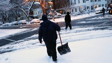 Hombre mata a sus vecinos tras pelea por limpiar la nieve