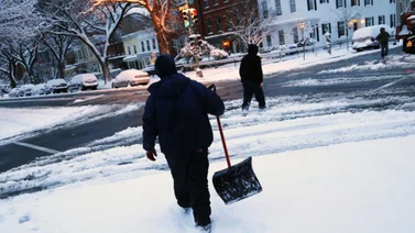 Hombre mata a sus vecinos tras pelea por limpiar la nieve