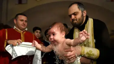 Bebé rumano muere luego de la ceremonia de bautizo Bebé rumano muere luego de la ceremonia de bautizo