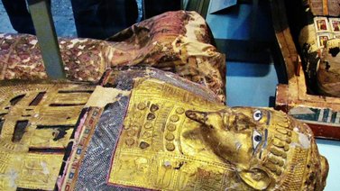 Arqueólogos encuentran 16 momias en Egipto con joyas de oro