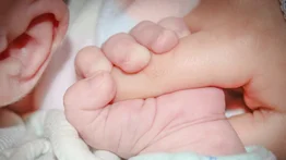 Una madre de 18 años muere al dar a luz y su bebé fallece 13 días después