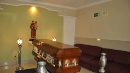 Trasladan en bicicleta una urna al cementerio en Maracaibo