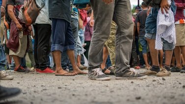 Grupo de inmigrantes venezolanos quedan varados en la frontera de Ecuador con Perú