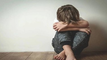 Mujer quema con leña a su hijo de 5 años y deja que se infecten sus heridas