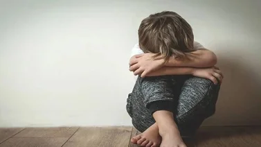 Mujer quema con leña a su hijo de 5 años y deja que se infecten sus heridas
