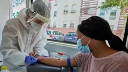 Descubren pacientes infectados de forma simultánea con dos cepas diferentes de COVID-19