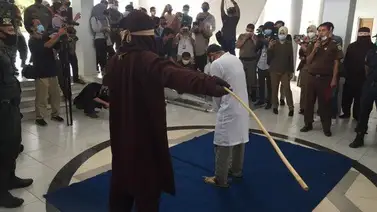 Dos hombres en Indonesia reciben 77 azotes por mantener una relación homosexual Dos hombres en Indonesia reciben 77 azotes por mantener una relación homosexual