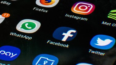 Rusia multa a las redes sociales por llamar a menores a asistir a protestas